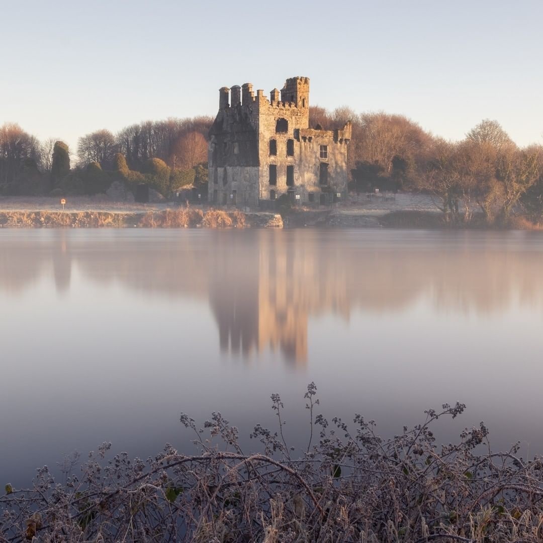 visit_galway's tweet photo. A familiar sight along the banks of the River Corrib... The stunning 16th century Menlo Castle, which fell to ruin when a fire broke out at the castle in 1910! 🏰💚🇮🇪
📸 IG/ izamichalik_photography
📍 Menlo Castle, Galway
#MenloCastle #BlakesCastle #Galway #Ireland #VisitGalway https://t.co/YNT5eaCdXC