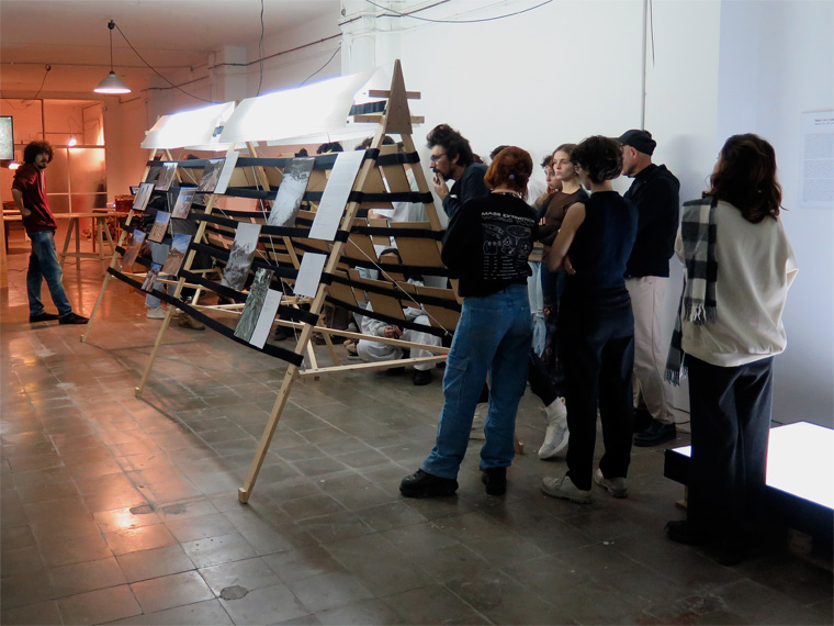 sitesize's tweet image. Dijous 19 de gener
De 17 a 19h

Després de l’acció simultània de dimarts amb el riu Medellín a Colombia, tancarem l’exposició Res{so)nancies amb un debat obert amb la participació dels alumnes del màster de Disseny i Art de MURAD-Eina.
#MuseuViuconques
#socialpractice