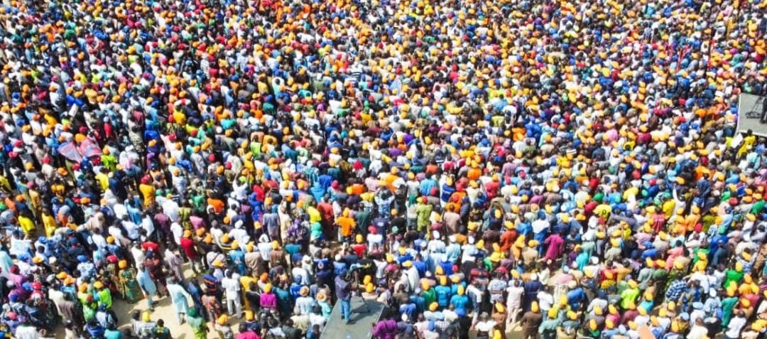 HaleeAbatcha's tweet photo. #TinubuInKwara 
That tumultuous crowd to show 💯% solidarity to #Jagaban.

That weldone thump up by @elrufai of Kaduna to #kwarans.

That Uncontrollable smile and joy from  #Jagaban to #Kwarans.

We are proud of you my people. 

❤️🥰😘🙏. https://t.co/LCFf0dauat
