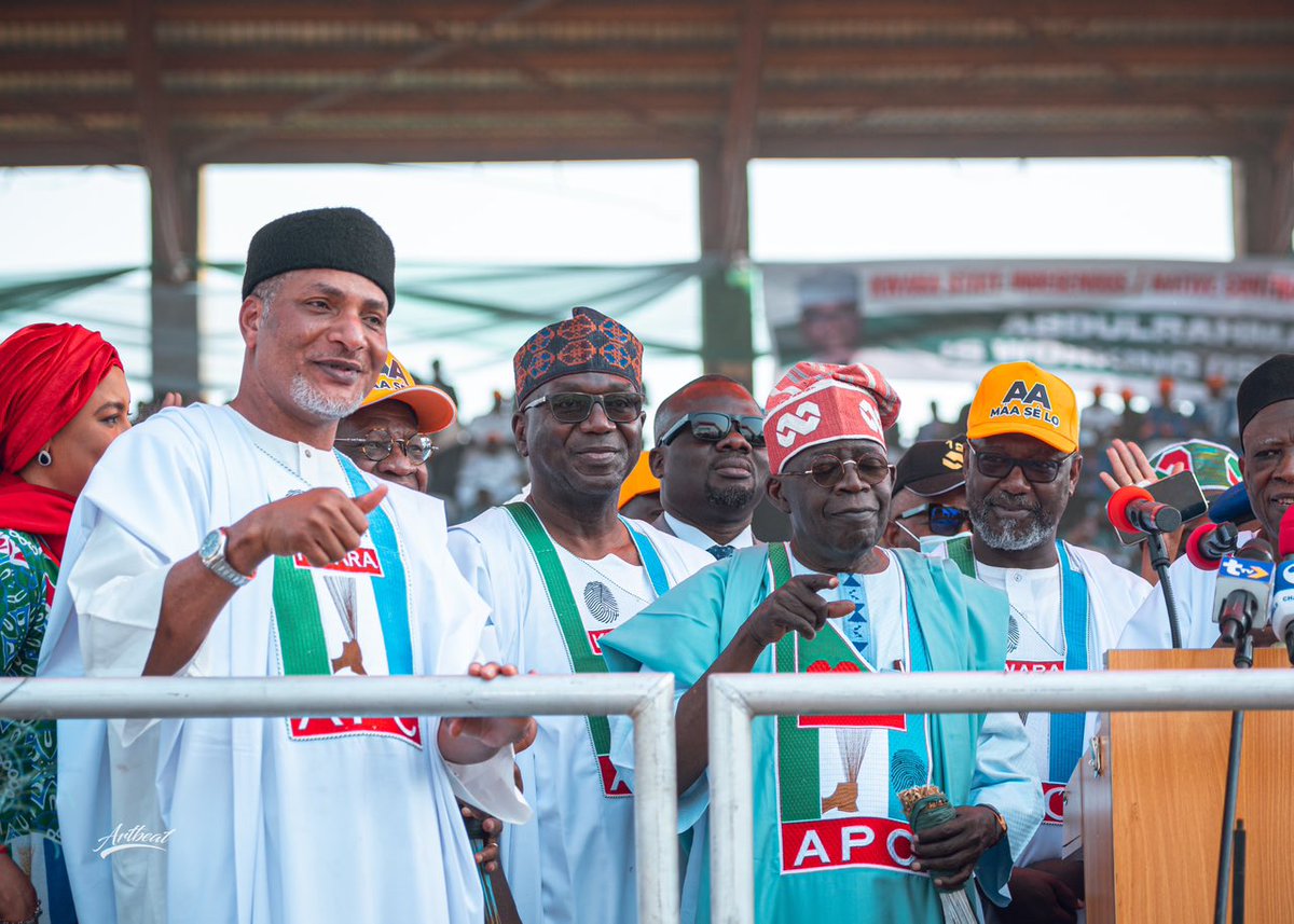 HaleeAbatcha's tweet photo. #TinubuInKwara 
That tumultuous crowd to show 💯% solidarity to #Jagaban.

That weldone thump up by @elrufai of Kaduna to #kwarans.

That Uncontrollable smile and joy from  #Jagaban to #Kwarans.

We are proud of you my people. 

❤️🥰😘🙏. https://t.co/LCFf0dauat