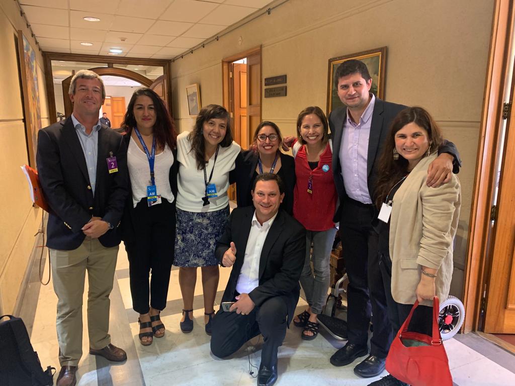 APROBADO! Con la presencia de organizaciones de la sociedad civil y autoridades, el <a href="/Senado_Chile/">Senado Chile</a> le dio luz verde en discusión en particular al #ProyectoCATI. Ahora se despacha a la <a href="/Camara_cl/">Diputadas y Diputados de Chile</a> para un nuevo trámite legislativo. Seguiremos de cerca el proceso 🧐