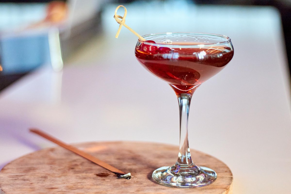 Level7RoofBar's tweet photo. That's one smoking 🔥 #cocktailpour! 

⬜ Sip: #SmokedManhattan - @redemptionwhiskey, Antica Vermouth, Angostura Bitters, Bordeaux Cherry

Elevate to the seventh floor and fire up your week! 

#Level7RooftopBar #raleighnc #manhattancocktail https://t.co/s3PYLIKJAJ
