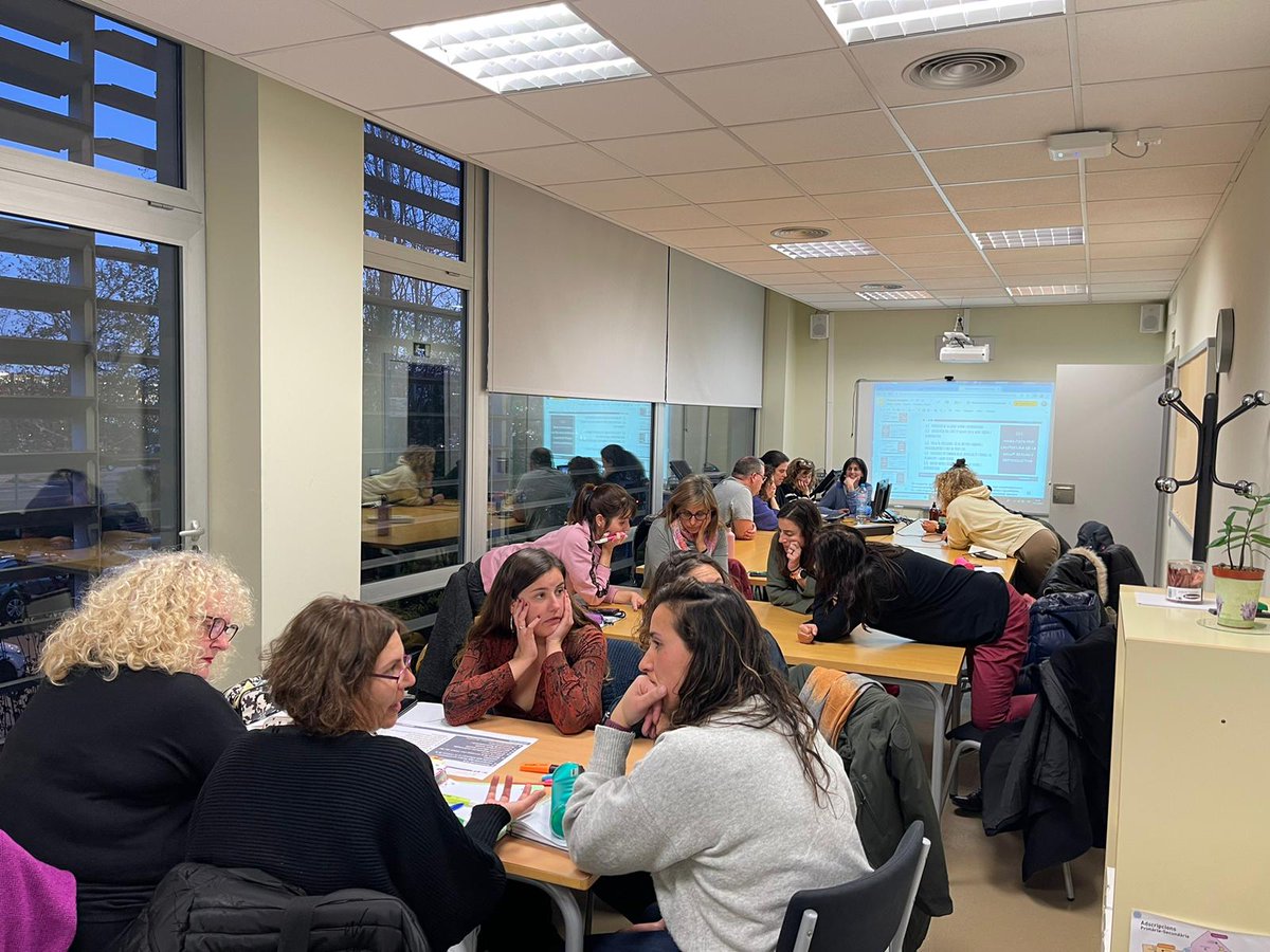 sebll3's tweet photo. Tercera sessió del seminari de Coeducació i Perspectiva de gènere, que aquest curs centren en L'Educació Afectivosexual https://t.co/39GWytP8iH