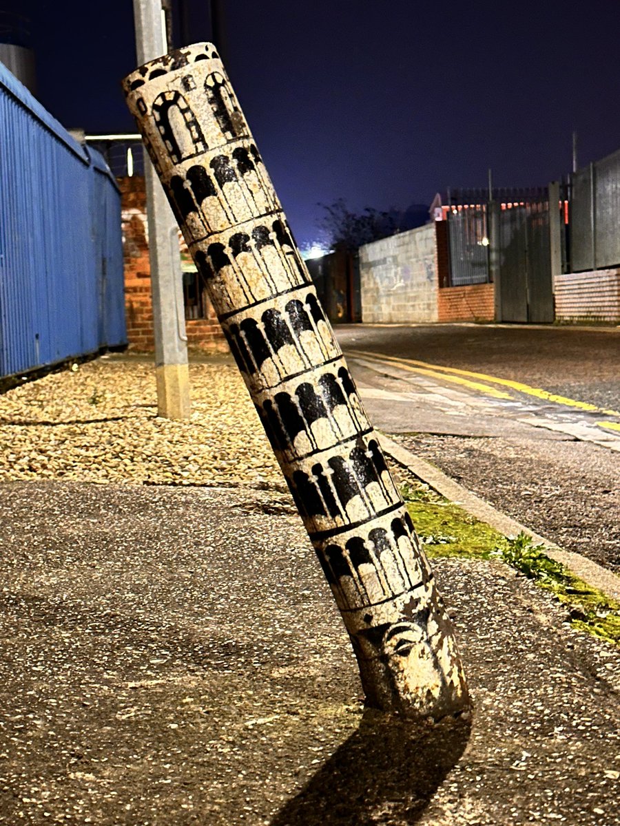 spinnynorman's tweet image. #leaningtowerofbollards #hull #streetsrt