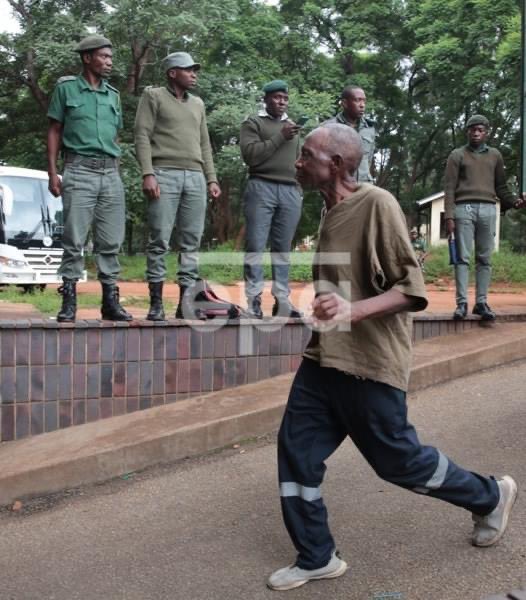 As you go to sleep tonight remember this 81year old who was arrested on Saturday in #Budiriro for allegedly being part of the unsanctioned <a href="/CCCZimbabwe/">Citizens' Coalition for Change</a> meeting. He will be back in court tomorrow
📸 <a href="/UfumeliA/">AARON UFUMELI</a>