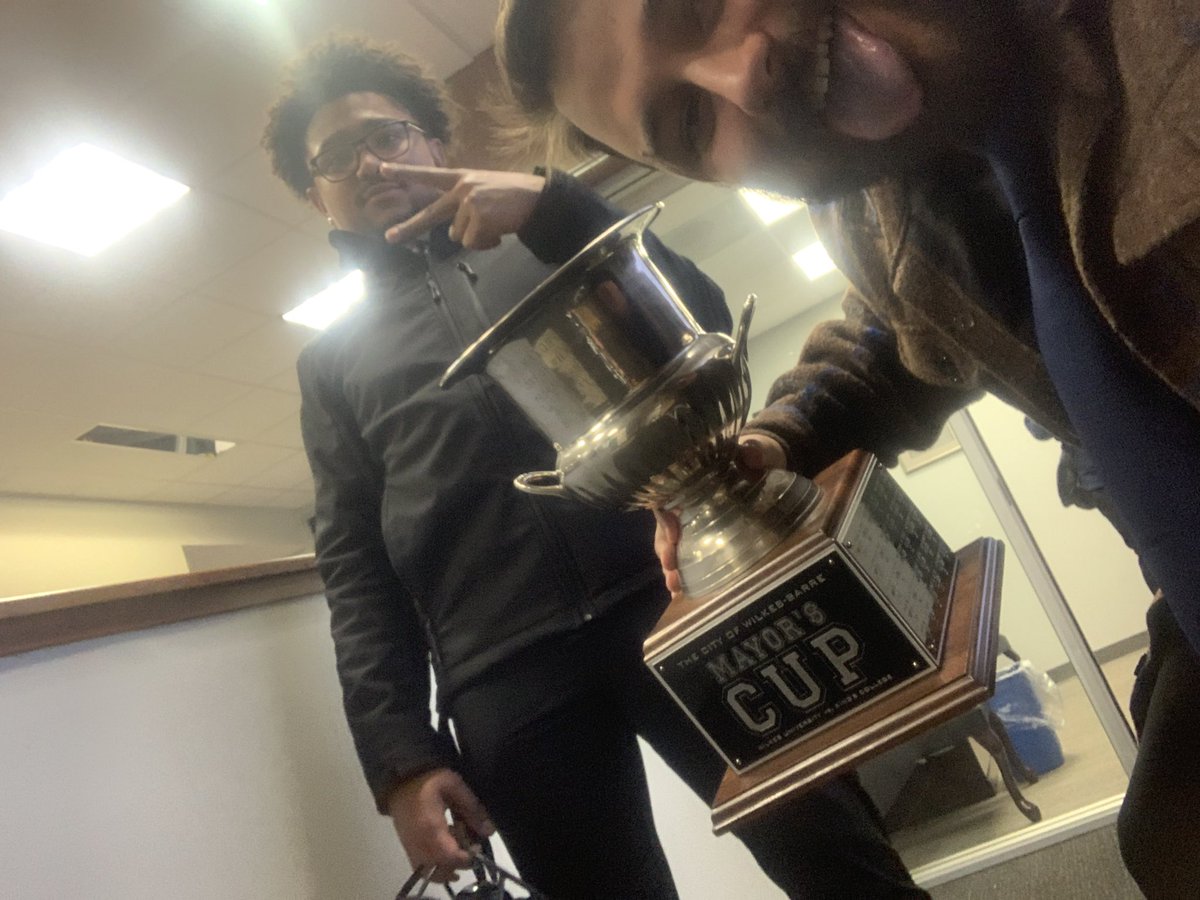WE BACK! First day of spring classes for the guys. Great to see the epitome of the STUDENT-athlete in <a href="/vonny4james/">De'Von James</a> walking into class. CSC All-Academic Team continuing to do his 1%! 

🤟🏽🐺🤟🏽
#HUNTGREATNESS