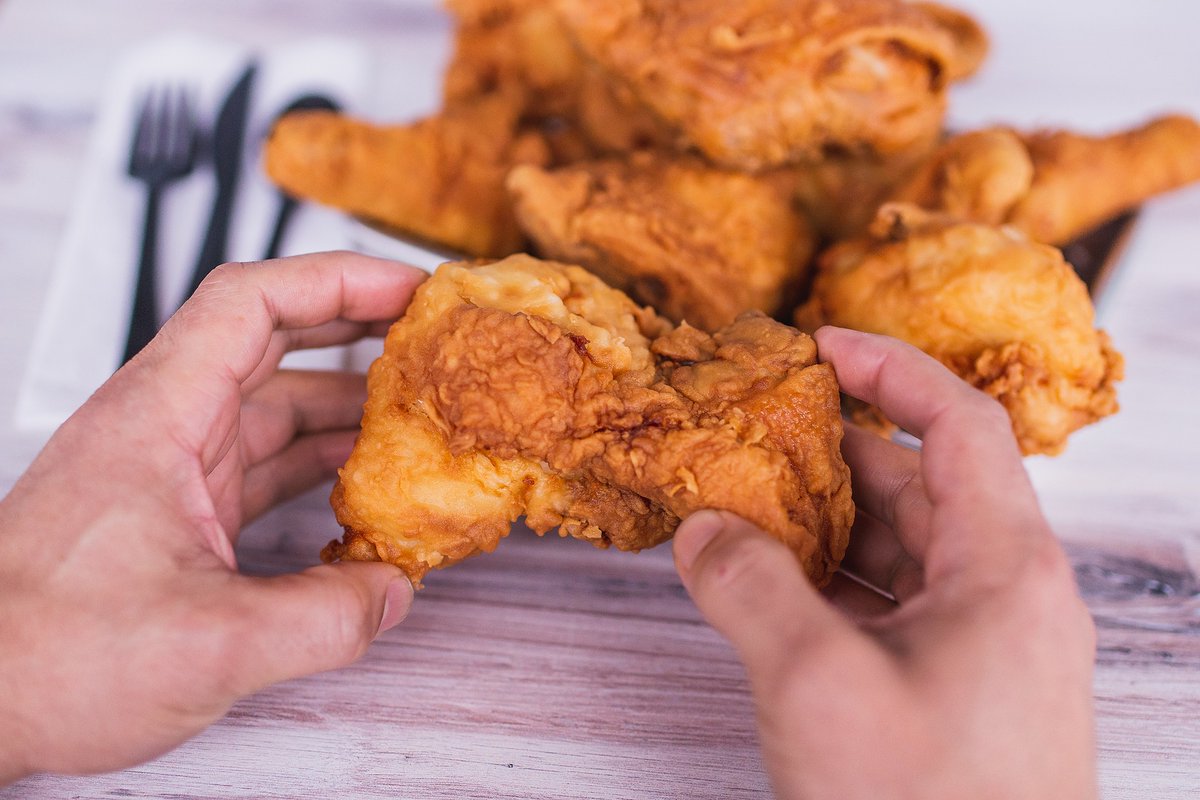 Ezells_Chicken's tweet photo. Prepping to enjoy this much flavor in one bite requires a strong, two-handed grip ๐ ๐ #Ezells #FriedChicken #PerfectTechnique https://t.co/WUI0V1mw0Q