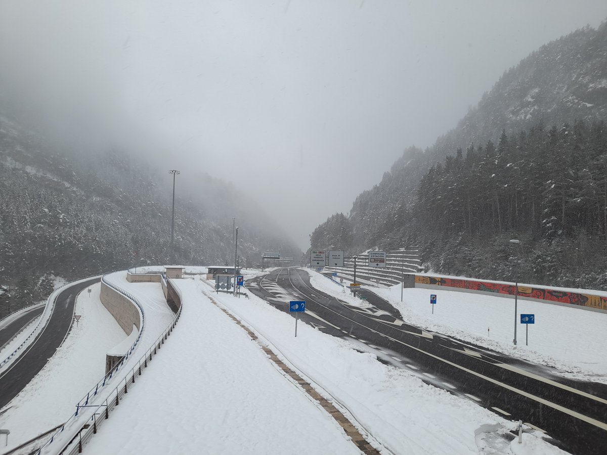 CMTSJaca's tweet photo. Tal día como hoy pero hace 20 años, se inauguraba el Túnel de Somport. 20 años trabajando para la seguridad de los usuarios y mejorando día a día. 
#tunel #Somport https://t.co/OnrgO5IoRu