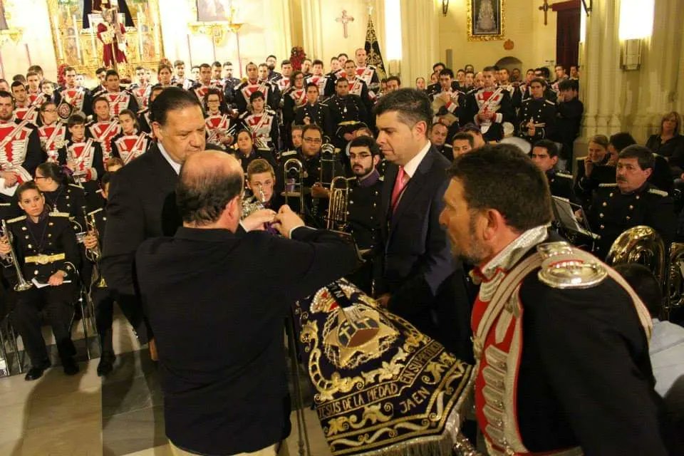 AmEstrellaJaen's tweet photo. 📜Recordamos el 5 de abril de 2014, fecha que atesoramos con mucho cariño pues nuestra Agrupación Musical visitaba por primera vez el Santuario de Los Gitanos en #Sevilla

Allí fuimos recibidos por @Hdad_LosGitanos y por sus hermanos de @LosGitanosSM 👇 https://t.co/97Ry7MFoOi