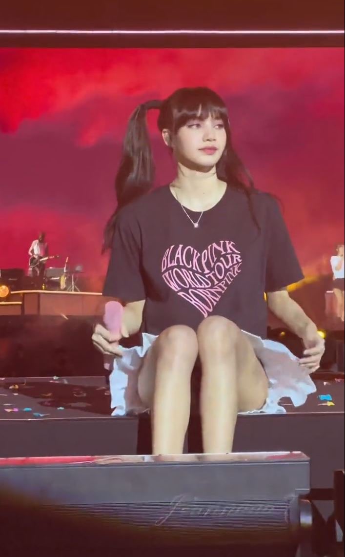 MingXingMeiJiao's tweet photo. 丽萨 演唱会超短裙走光 小内内好窄 😍😍😍 https://t.co/scAFiQxkQl