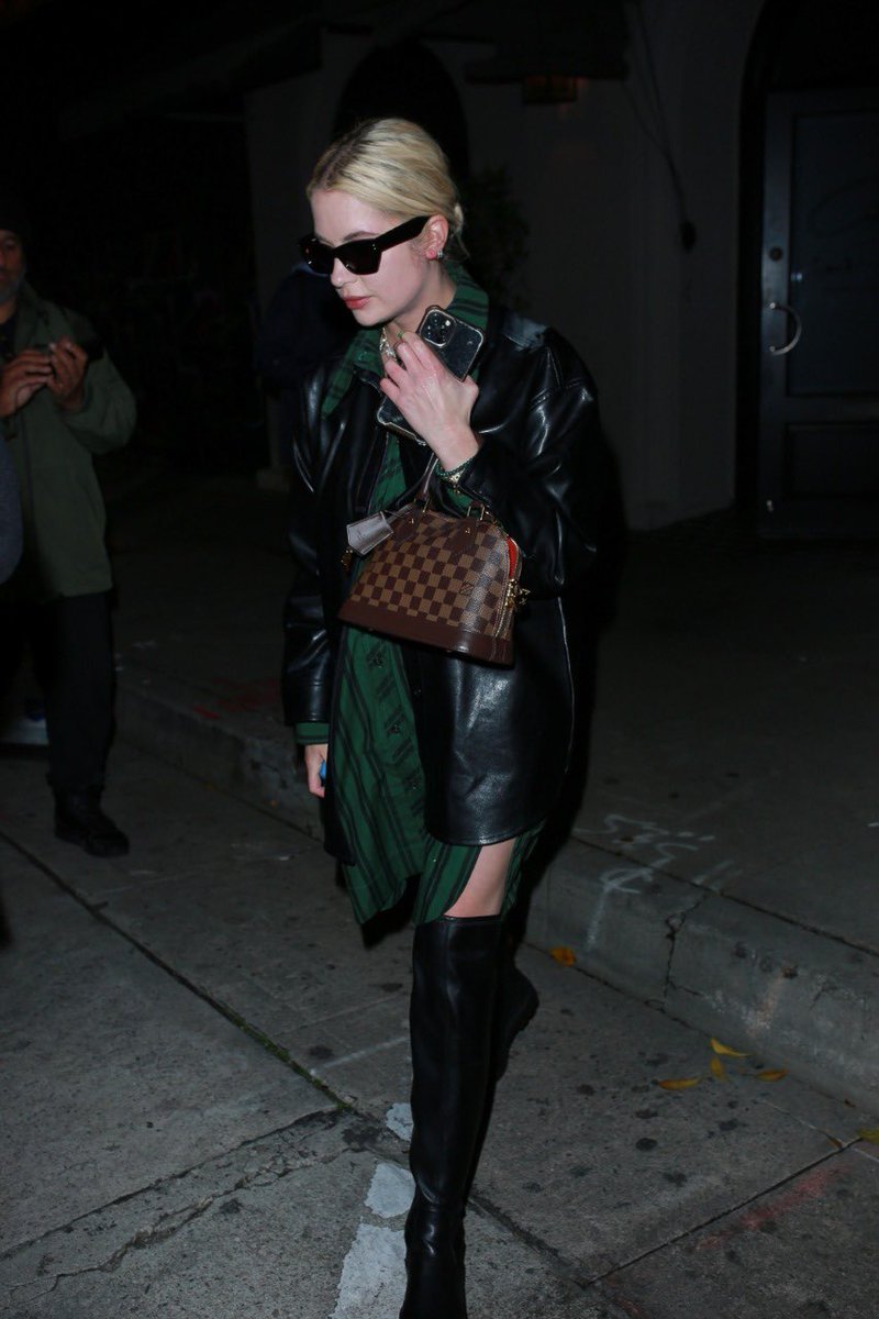 bbbrmidia's tweet photo. Ashley Benson deixando o restaurante Craig’s em West Hollywood ontem - 16 de janeiro. Mais fotos: https://t.co/vOCRnsM5lH https://t.co/l4AibmYGWz