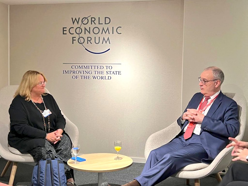 ParmelinG's tweet photo. Le @wef est aussi l’occasion de dialoguer avec des représentants de l’économie privée. J’ai ainsi échangé cet après-midi avec @awscloud &amp; @JNJNews. Intéressante discussion également avec la présidente de l’@EBRD @OdileRenaud. Les secteurs public et privé se doivent de collaborer! https://t.co/kH0w05Io0F