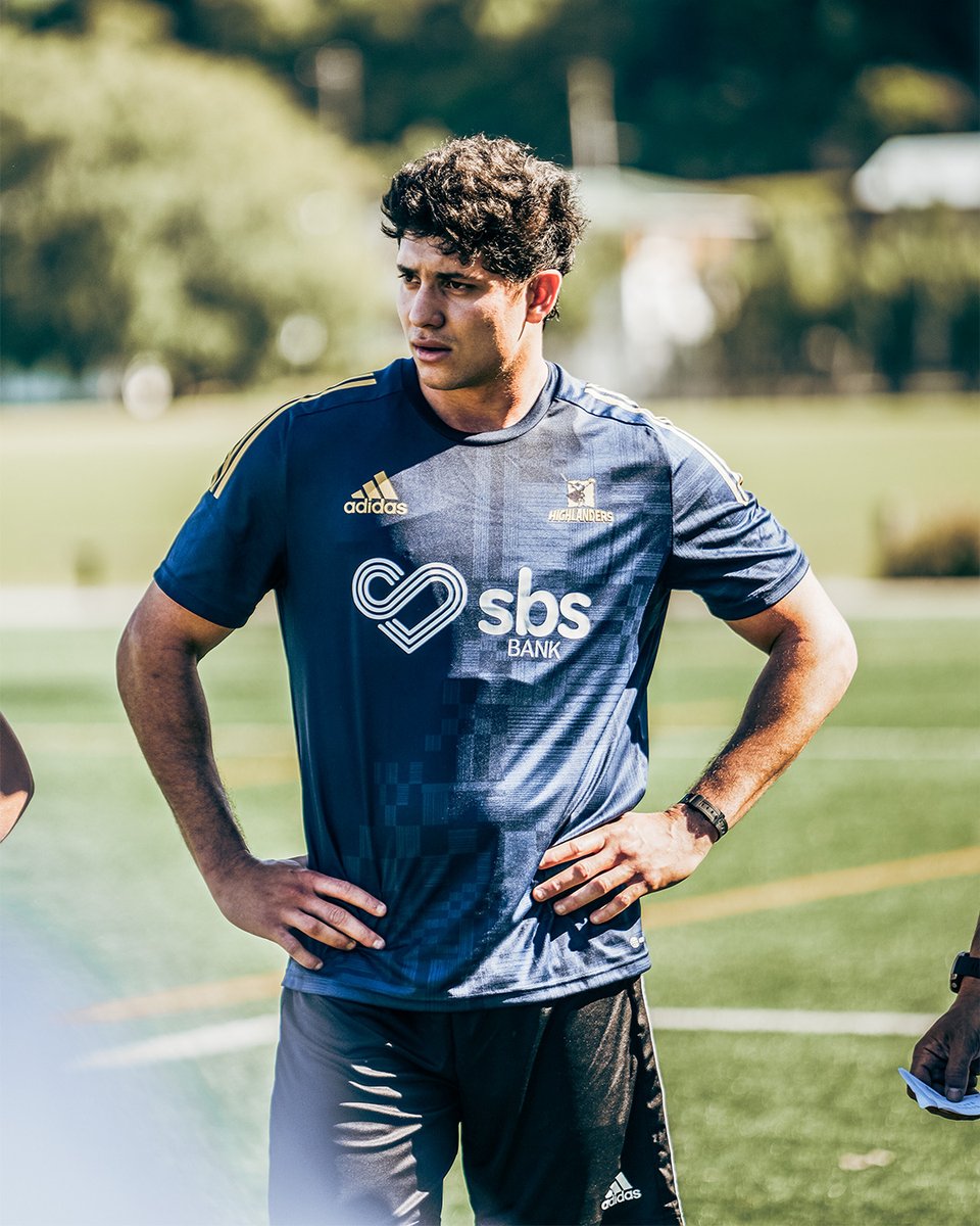 SuperRugbyAM's tweet photo. Cómo empezó / Cómo va 😎

La carrera profesional del Bicho Bogado, con previo paso en Club Centro de Cazadores, @jccrugby, despegó en SLAR y por lo visto va muy bien allá por Oceanía 🔥

📸 @Highlanders  (2) https://t.co/8NBUSKC2W4