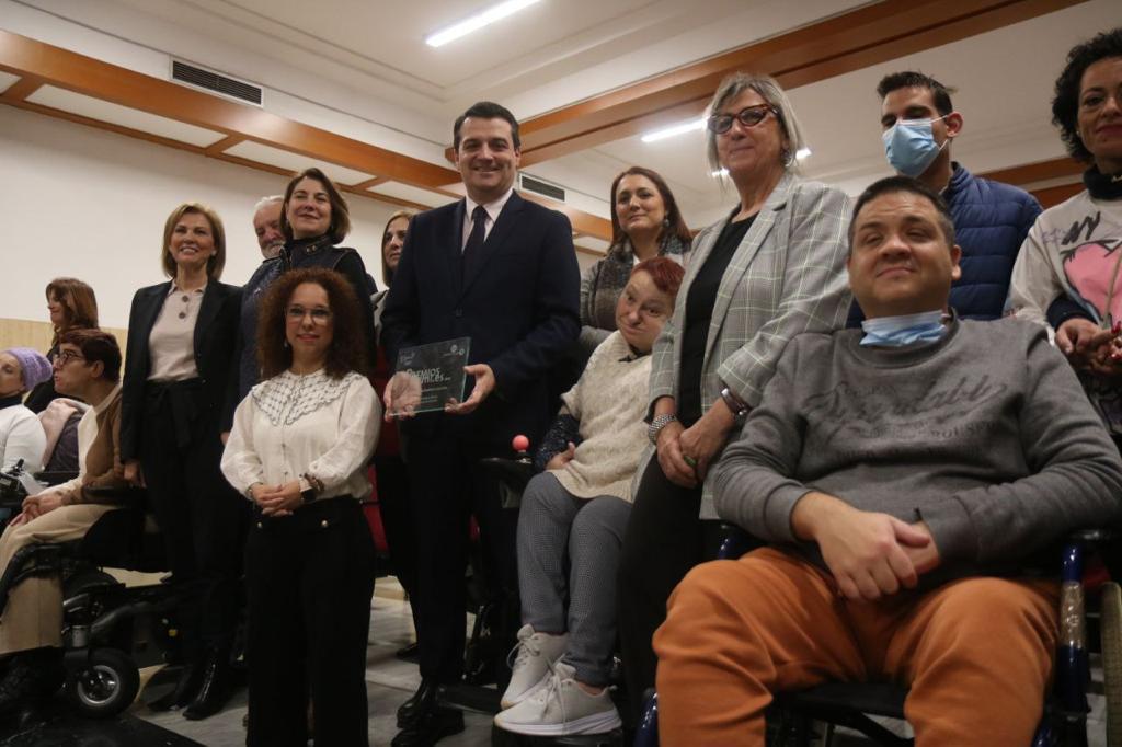 CERMIAndalucia's tweet photo. La presidenta de @CERMIAndalucia @MartaCastiDiaz ha entregado al alcalde de @AytoCordoba, José Manuel Bellido, el premio de @Cermi_Estatal  por la mejor actuación municipal por su programa "Córdoba Inclusiva"  ¡Enhorabuena por el galardón y por su compromiso con la #discapadidad https://t.co/SUngvkq8v8