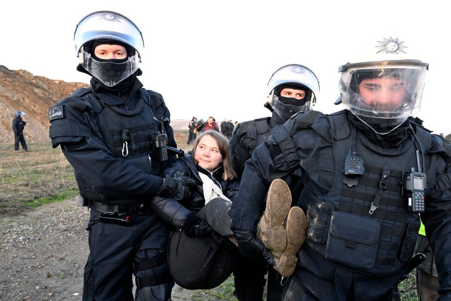 wallstwolverine's tweet photo. Greta Thunberg ha sido detenida por la policía alemana durante una protesta contra la minería del carbón. https://t.co/M2z0bwNaPA