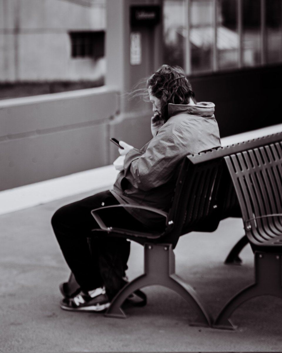 JmcsPhoto's tweet image. Scrolling through #phototwitter while waiting for the train.