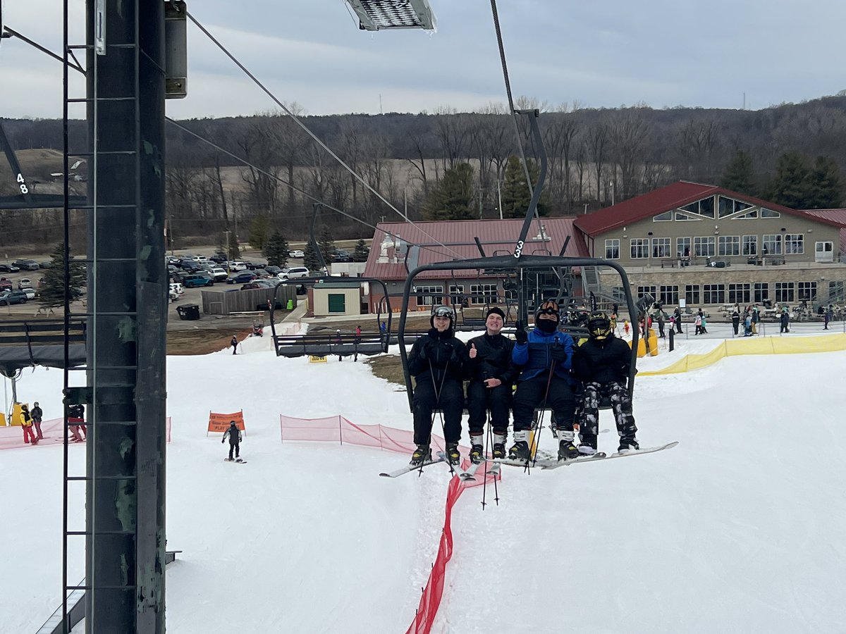 ApexDaGryph's tweet photo. The @BuckeyeFurs take on Mad River Mountain for MLK day!!

Just a couple pictures from this trip with a few of our members :D https://t.co/a0MnrTtptN