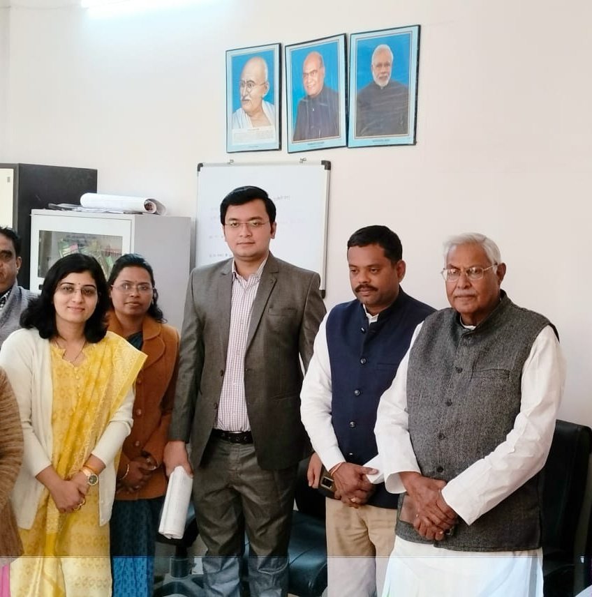 Dr_Sitasaran's tweet photo. आज नर्मदापुरम में जिला कोषालय अधिकारी द्वारा ई - कुबेर प्रणाली पर प्रेजेंटेशन दिया गया।
इस प्रणाली को लागू करने के लिए मान. वित्त मंत्री श्री @JagdishDevdaBJP जी बधाई के पात्र है क्योंकि इस प्रणाली से वित्तीय प्रबंधन व्यवस्था में सार्थक और सकारात्मक बदलाव होगा।
#EKuber https://t.co/T3A9xYjGyq