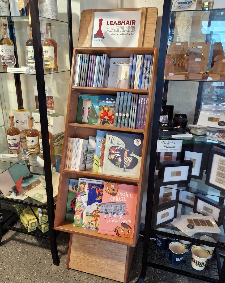 eabhloid's tweet photo. Tá muid iontach bródúil seastán leabhar a bheith againn anois in Aerfort Dhún na nGall. Réimse breá léitheoireachta don taistealaí óg agus aosta. Buíochas mór le Paivi agus @DonegalAirport https://t.co/efxgzcsSB9