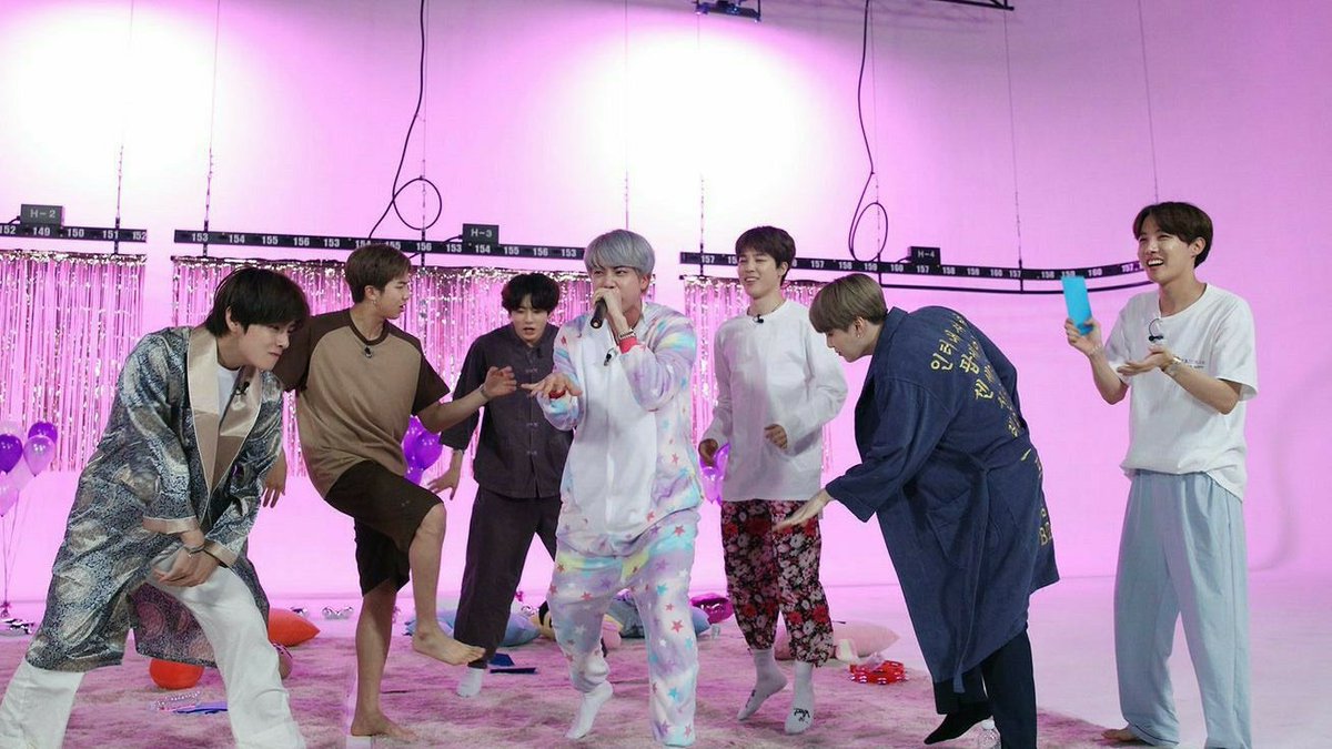 btsarmy_raisa's tweet photo. RUN BTS iconic moments, that's are still stuck in my head
- A Thread https://t.co/3QRfdDvHHV