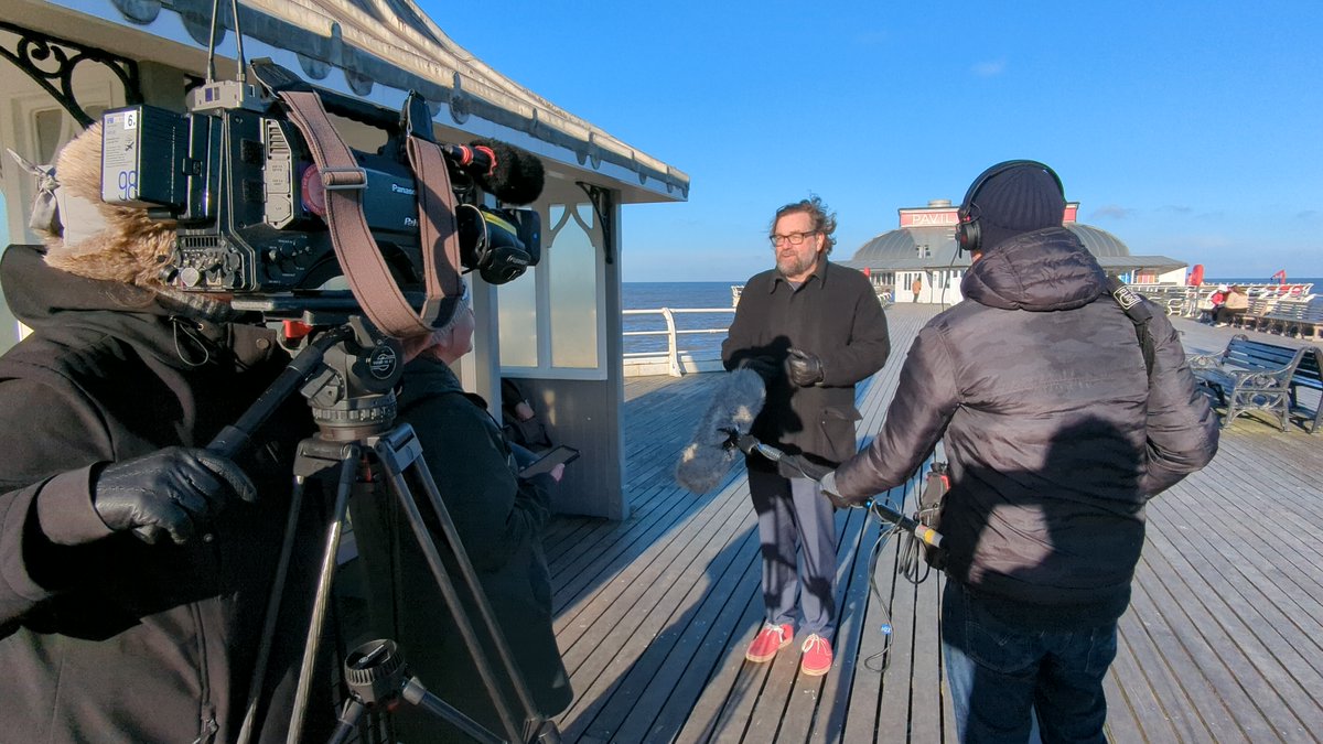 CROMER PIER: Not every day German broadcasters <a href="/ZDF/">ZDF</a> come to North Norfolk! 📽️

They met filmmaker Jens Meurer to discuss Cromer and his award-winning film 'Seaside Special' - you can see a special screening tonight at <a href="/WellsMaltings/">Wells Maltings</a>
Tickets: bit.ly/3HaLJMB