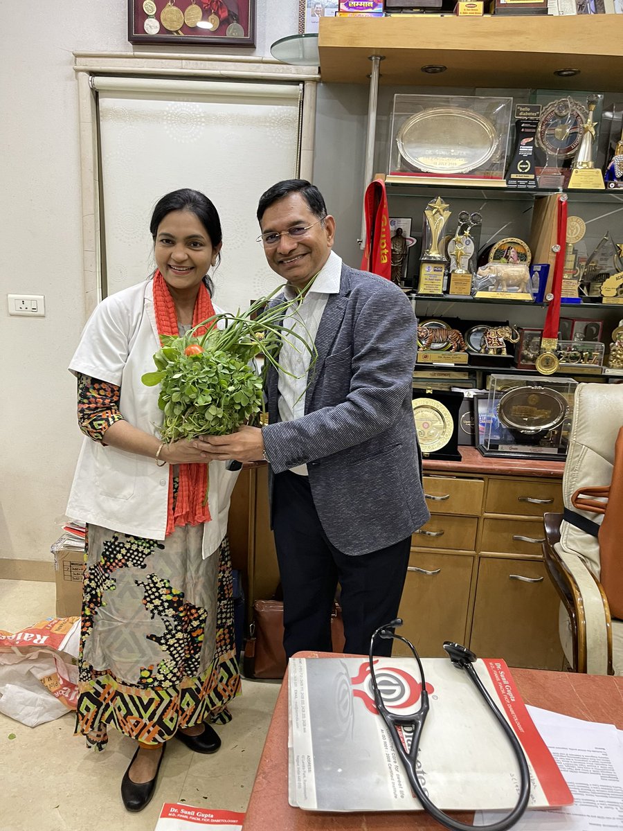 A unique way of celebrating Indian Dietetic Day conceptualised by @DrKavitaGupta.Felicitated Nutritionists with LeafyVegetables. @DrJitendraSingh @ICMRDELHI @ICMRNIN @IcmrNiih @IntDiabetesFed @WHO @Rssdi_official @AskDrShashank @NhsSheryl @MoHFW_INDIA @docanoopmisra @banshisaboo