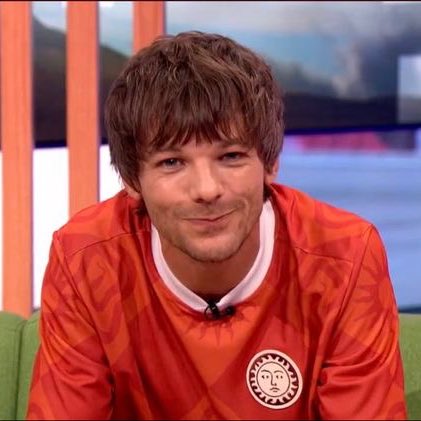 NiaLouLiaHarZ's tweet photo. I'm voting #Louies for #BestFanArmy at the #iHeartAwards https://t.co/EBXNgz6TSH
