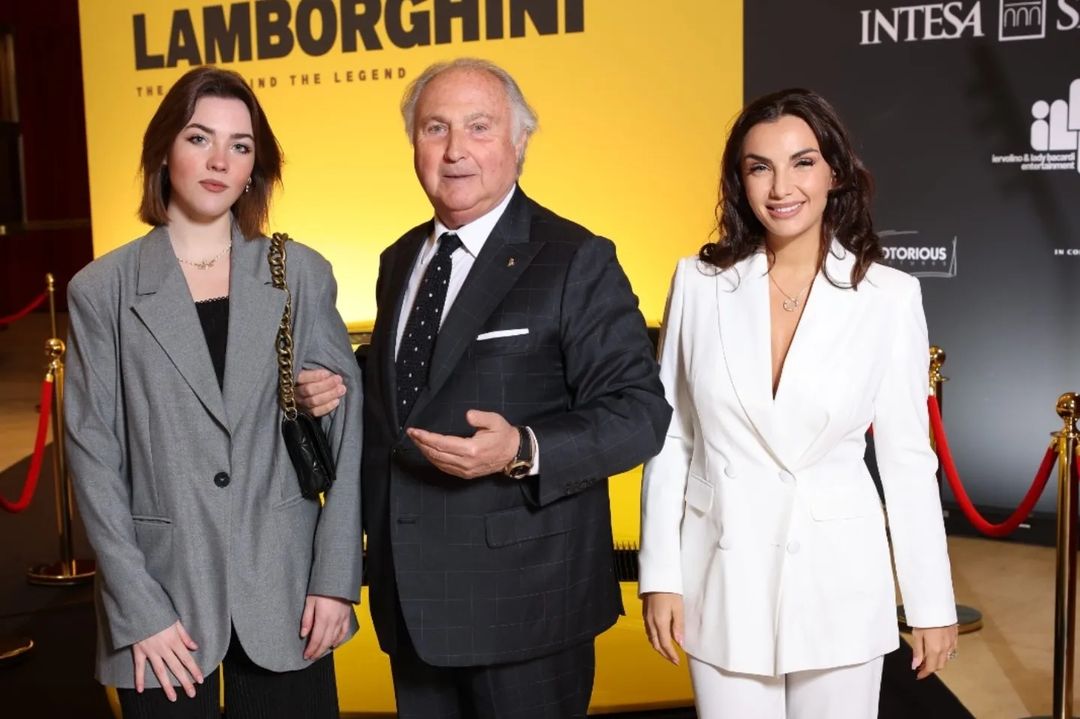 bulldaysnetwork's tweet photo. 🎞 BULL DAYS è partner tecnico del film “Lamborghini - The man behind the legend” 
📍Dopo Roma, prosegue lo show con la Premiere al Teatro Manzoni di Milano.

SAVE THE DATE: il 19 gennaio il film sarà visibile su Amazon Prime! https://t.co/9drtJM1ZhT