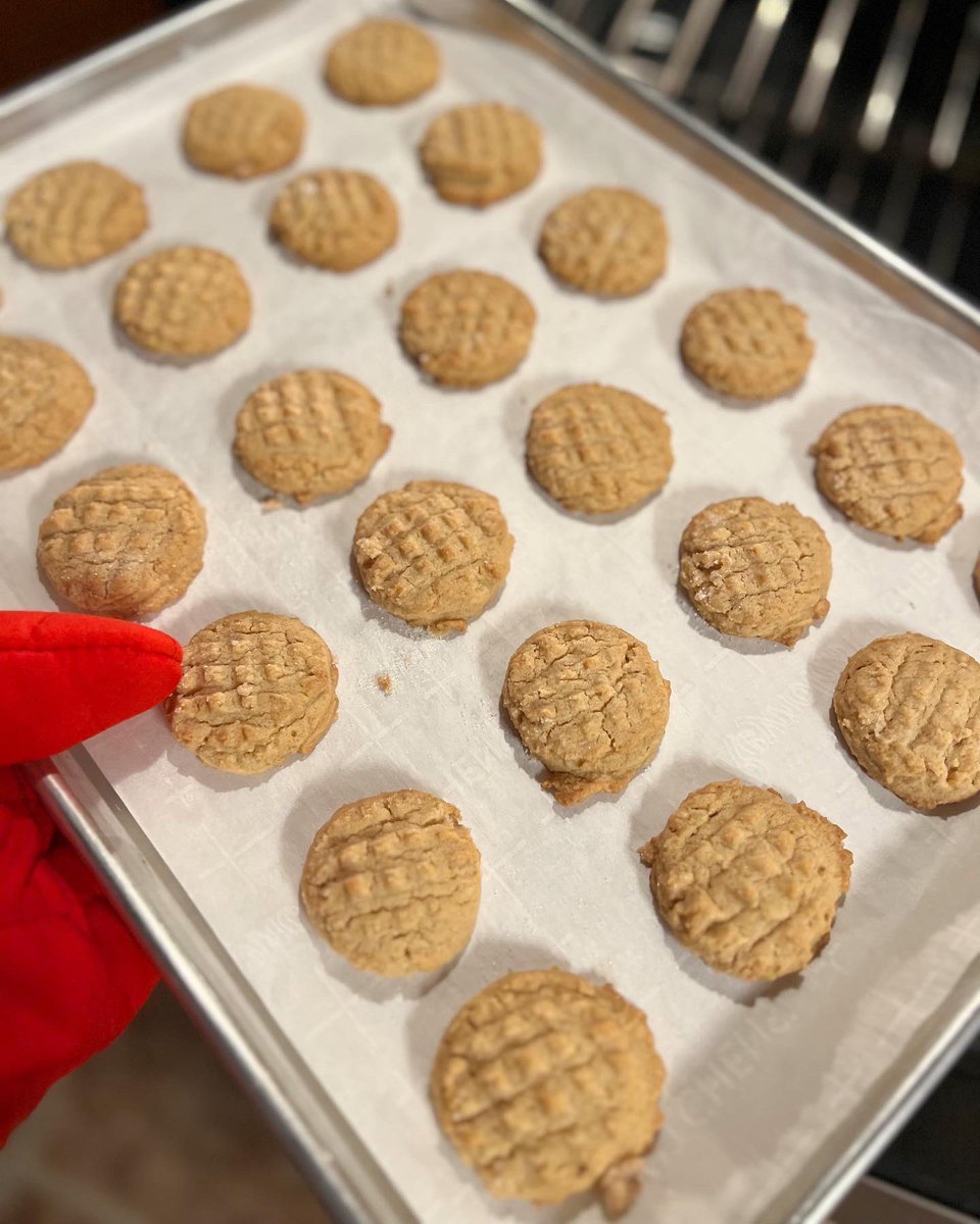 thedailydish's tweet photo. Making my mom’s peanut butter cookies 🥜 #catbakes https://t.co/5xr8SUp6lG