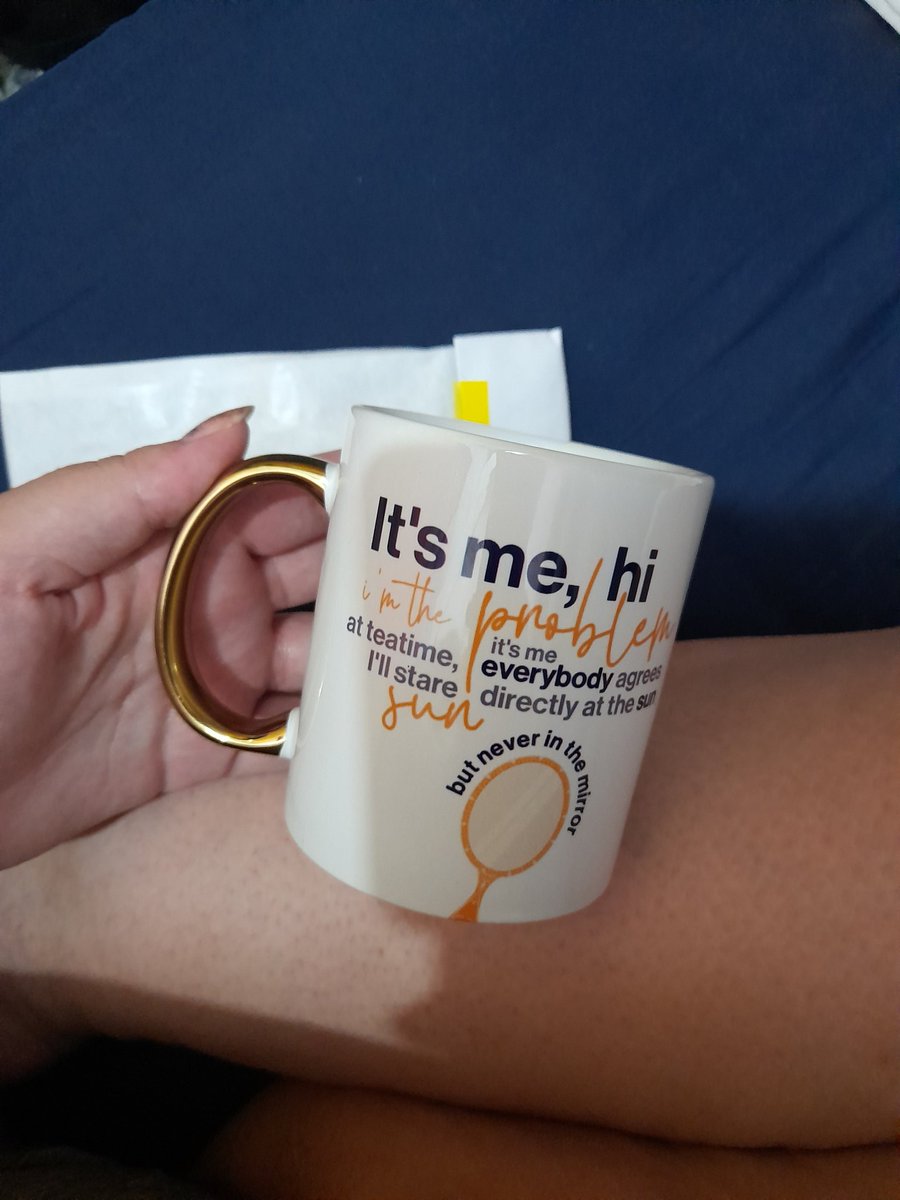 HidlesLoki's tweet photo. Obrigada @TermineiCast e @magicbooksloja pelo carinho e pela paciência 💜
Já vou almoçar com a minha canequinha 🤏🏻
Tudo super bem embalado, eu tô apaixonada 🥰 https://t.co/gYiHfu6jEc