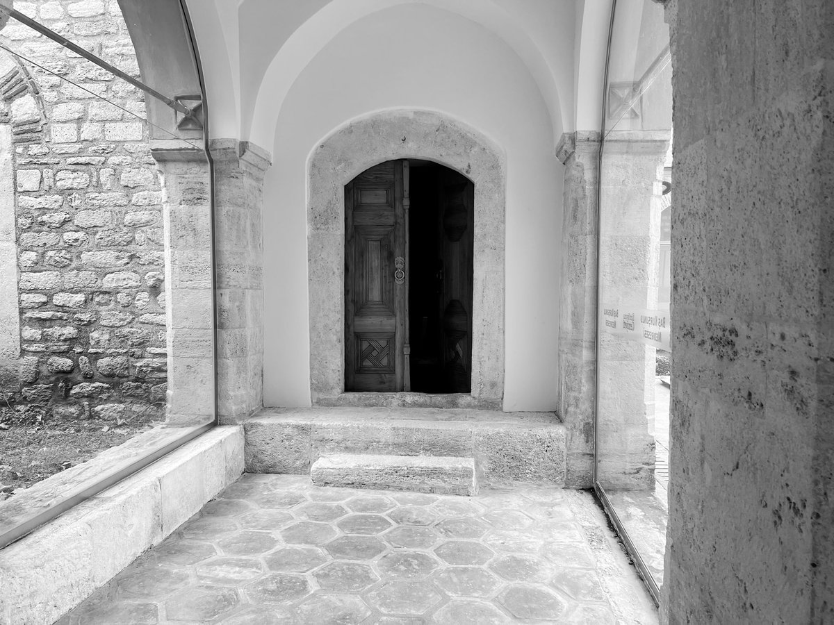 Kül olmadıkça kul olunmaz. 

Kül ol, toprak ol ama mağrur olma. Çünkü kulluk; izzet makamında mahfiyettir. Kulluk kıyamdır, rüküdür, secdedir. Kulluk tefekkürdür, cihad ve infaktır. Kulluk ter dökmek ve bedel ödemektir. Kulluk, kulları sevmek ve karşılıksız hizmet etmektir.