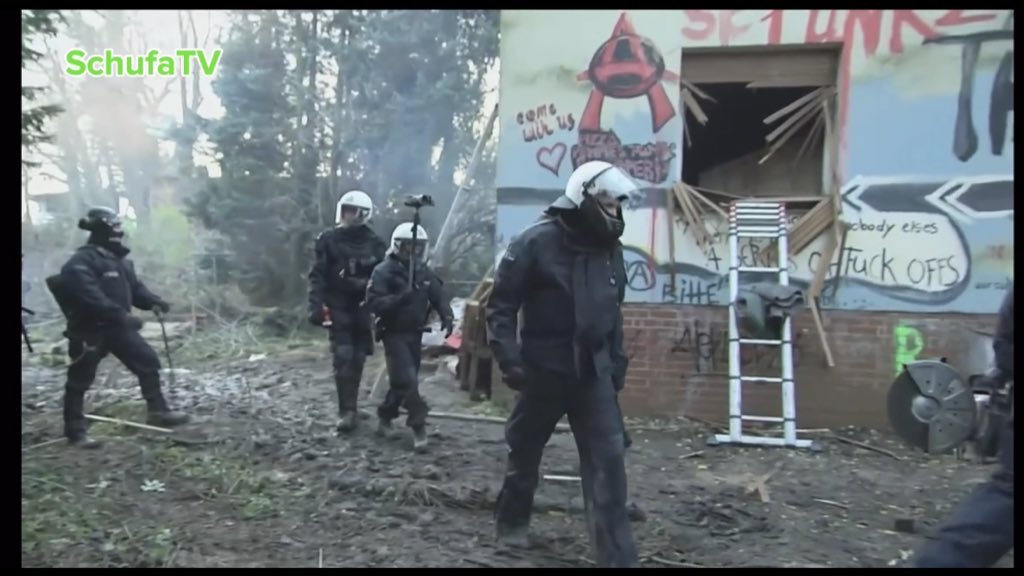 Lützarath wird aufgerüstet #berlin #Luetzerath #RWE #medien #politik  
Ganze Video> youtu.be/vtuFoPGq_hM