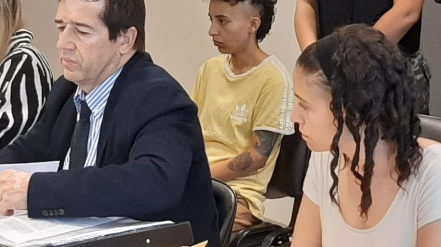 atlanticsurff's tweet image. A Lucio lo torturaron, lo mutilaron, y a los 5 años lo asesinaron. Hoy la mayoría de los medios ensobrados no muestran el juicio por orden del Estado y todo el colectivo feminista. Estas son las fotos que quieren evitar que se difundan. Señores, ni olvido ni perdón. 👇👊💣