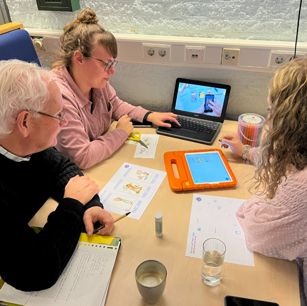 Afgelopen donderdag gaf Skillsdojo een inspirerende woekshop bij WSKO De Regenboog in Naaldwijk. Na een korte introductie over digitale vaardigheden zijn 17 ICT-coördinatoren aan de slag gegaan met de missies 'Uitvinden met de micro:bit' en 'Maak een app van je favoriete boek' 🚀