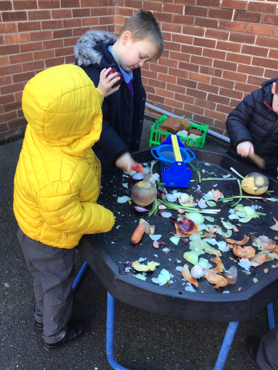 BraeburnPrimary's tweet photo. Team 🦁&🐯have loved exploring different root vegetables following on from our story ‘The Enormous Turnip’. We explored the different patterns we found and discussed the smells and textures.
#braeburneyfs #braeburnscience #eyfs #edutwitter
@eboractrust https://t.co/CMFdjJlskG