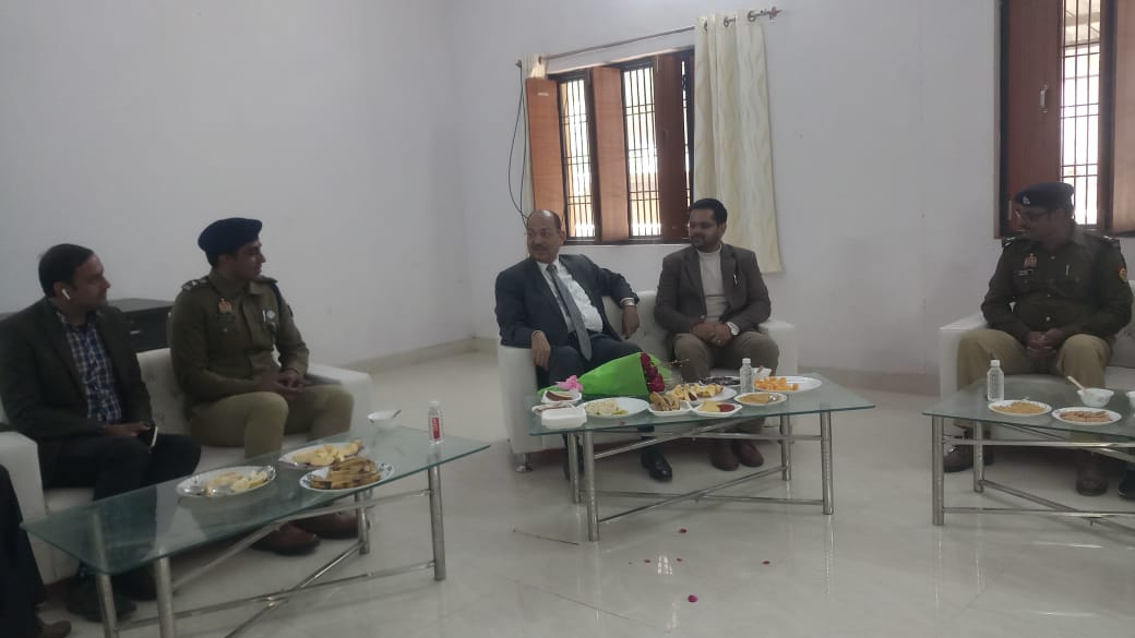 DM_Bhadohi's tweet photo. मा.राज्य सूचना आयुक्त प्रमोद कुमार तिवारी ने गेस्ट 
हाउस ज्ञानपुर में आरटीआई के लंबित प्रकरणों पर की समीक्षा बैठक

आमनागरिकों के सशक्तिकरण में सूचनाका अधिकार एक महत्वपूर्ण अधिकार-राज्य सूचना आयुक्त 

लंबित,आवेदनों को प्राथमिकता के आधारपर समयांतर्गत निस्तारण करना करें सुनिश्चित https://t.co/Wwx0x1ZWi6