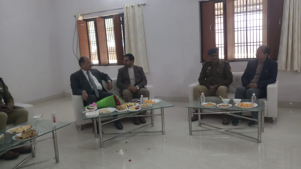 DM_Bhadohi's tweet photo. मा.राज्य सूचना आयुक्त प्रमोद कुमार तिवारी ने गेस्ट 
हाउस ज्ञानपुर में आरटीआई के लंबित प्रकरणों पर की समीक्षा बैठक

आमनागरिकों के सशक्तिकरण में सूचनाका अधिकार एक महत्वपूर्ण अधिकार-राज्य सूचना आयुक्त 

लंबित,आवेदनों को प्राथमिकता के आधारपर समयांतर्गत निस्तारण करना करें सुनिश्चित https://t.co/Wwx0x1ZWi6