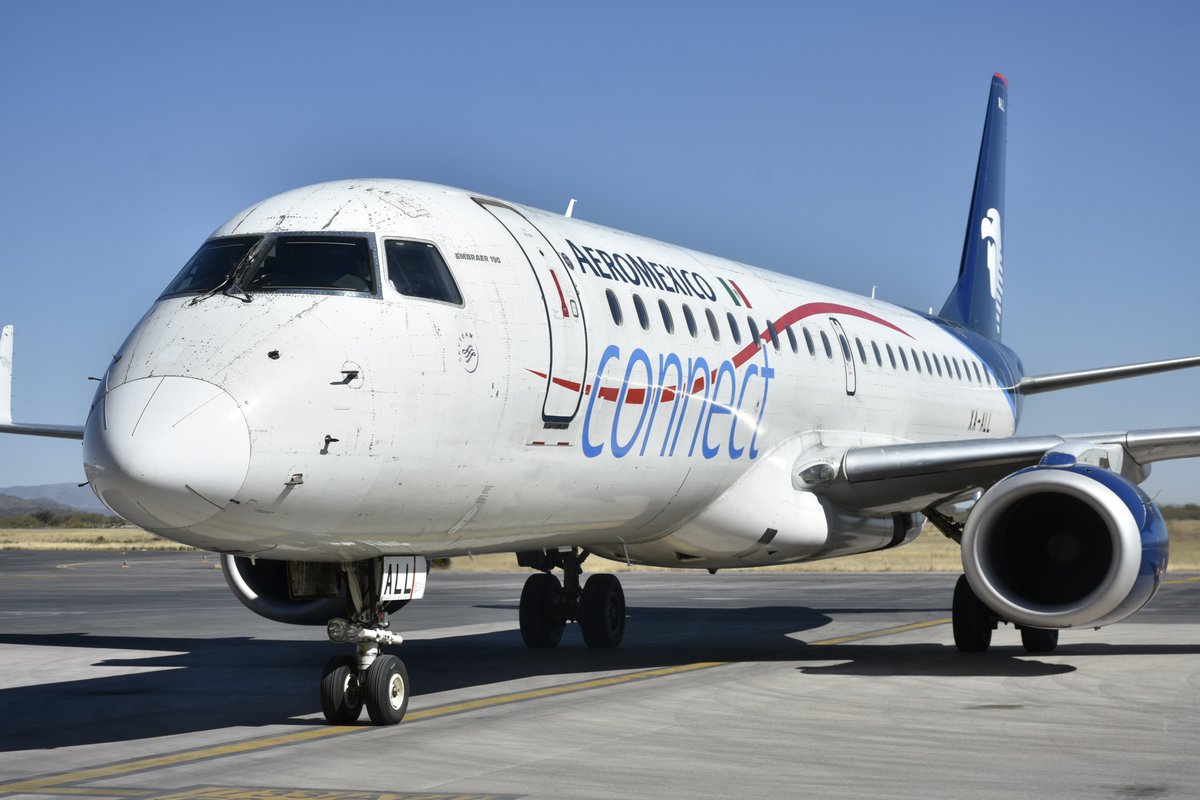 sedecoslp's tweet photo. El Secretario de Desarrollo Económico Juan Carlos Valladares Eichelmann asistió al evento de reactivación del vuelo entre S.L.P. y MTY, la frecuencia será de 7 vuelos semanales. A través de esta ruta el estado tendrá conexión con Madrid, Detroit y la Costa Oeste de E.U.A. https://t.co/5TfSUJA8EJ
