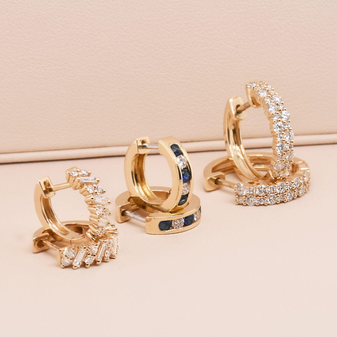 elizapage's tweet image. Huggies for all occasions.
.
#huggies #diamondhuggies #diamondhoops #hoops #hoopearrings #diamondearrings #sapphireearrings #baguettediamonds #rounddiamonds #sapphires #diamonds #earstack #earstacked #stackedear