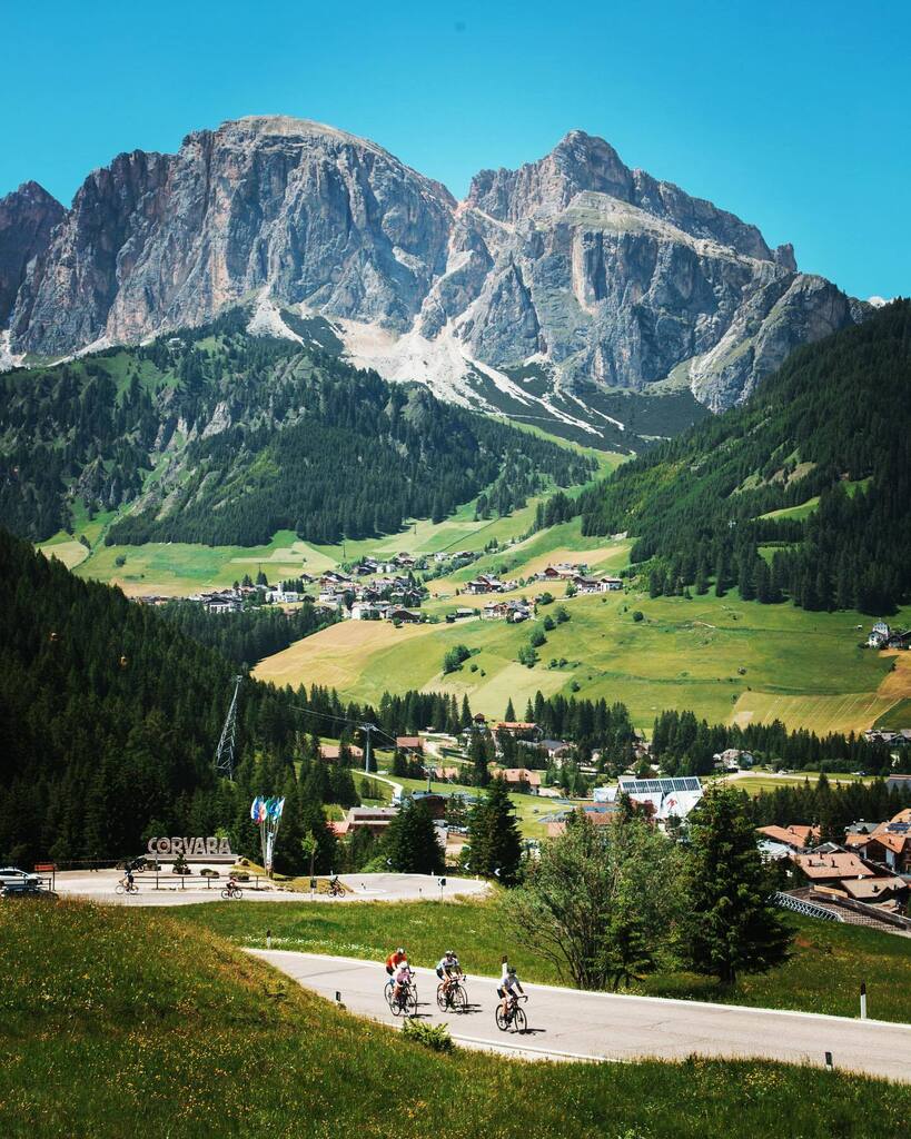 Oh the Dolomites 🤩 The cycling destination you never get enough of. Perfectly smooth roads, eyecatchimg sveenery and amazing food everywhere you go. If you are planning a bicycle trip to Italy, consider the Dolomites and request a custom itenerary fr… instagr.am/p/CnhdMTospOu/