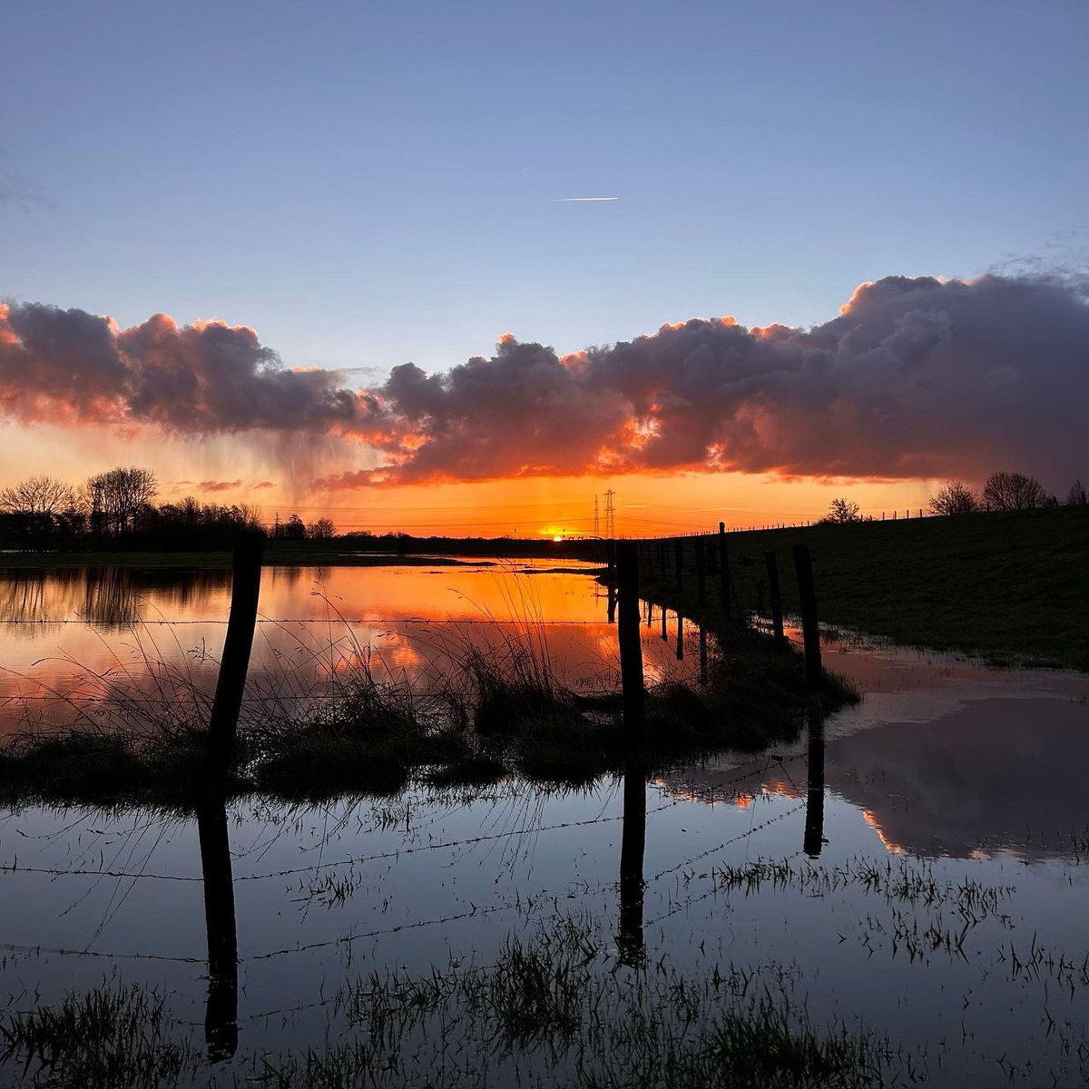 Op de fiets naar je werk. Geen files, wel zicht op hoog water bij zonsopkomst. Wat een mooi begin van een goede werkdag! 

<a href="/WDODelta/">Waterschap Drents Overijsselse Delta</a> #hoogwater #vecht