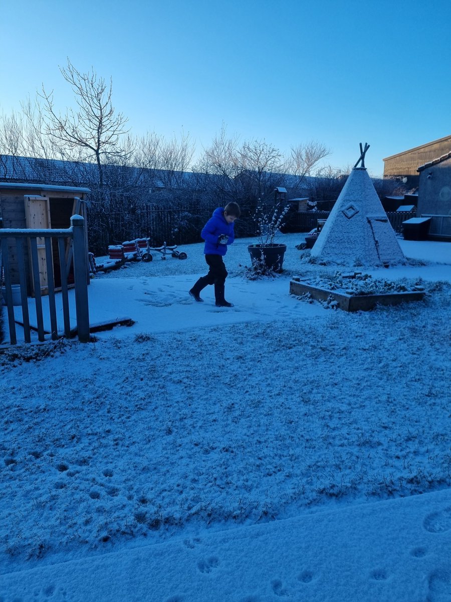 MsDonaldsonCPS's tweet photo. Spending some time in the snow. Making patterns and taking turns in group games. ⛄️❄️ #outdoorlearing https://t.co/iPhmWi4579