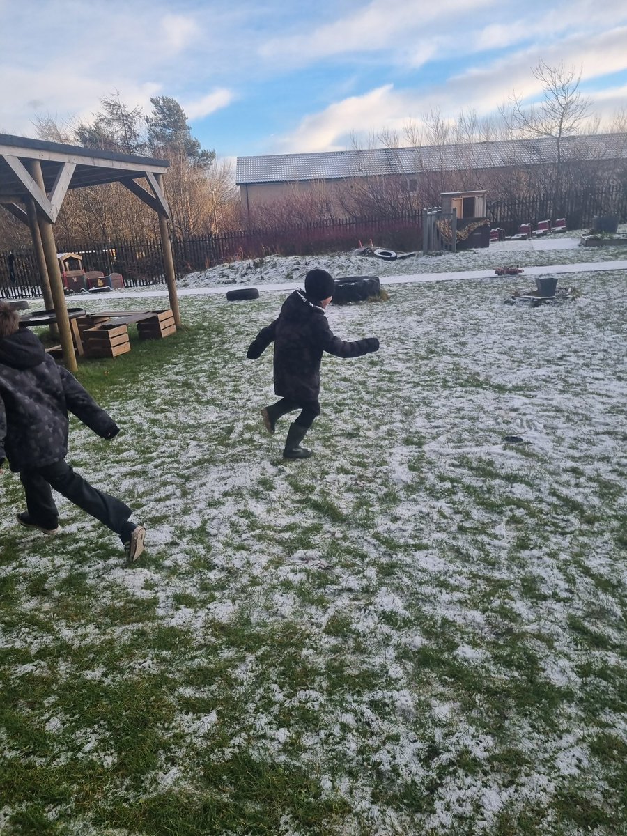 MsDonaldsonCPS's tweet photo. Spending some time in the snow. Making patterns and taking turns in group games. ⛄️❄️ #outdoorlearing https://t.co/iPhmWi4579