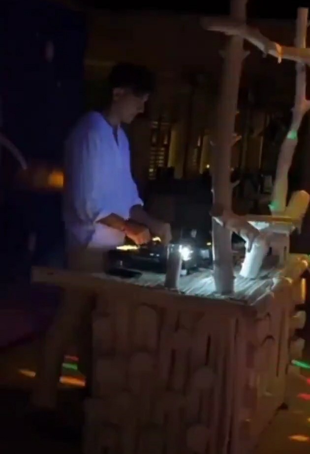 Rosaria26371484's tweet photo. Anche alle Maldive il grande Dj 🆎️🥰🥰
#basciagoni https://t.co/Cerar3ohyo