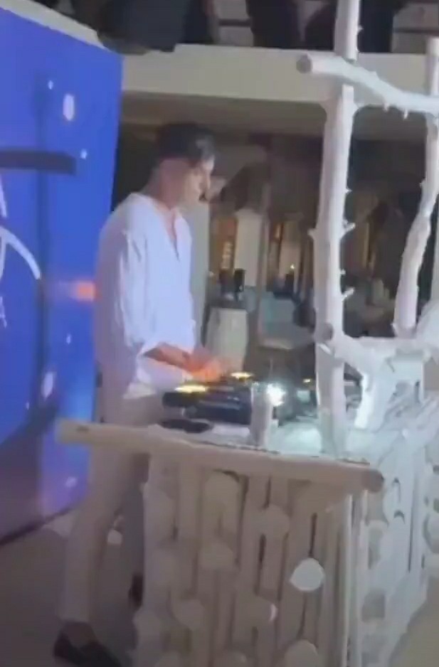 Rosaria26371484's tweet photo. Anche alle Maldive il grande Dj 🆎️🥰🥰
#basciagoni https://t.co/Cerar3ohyo