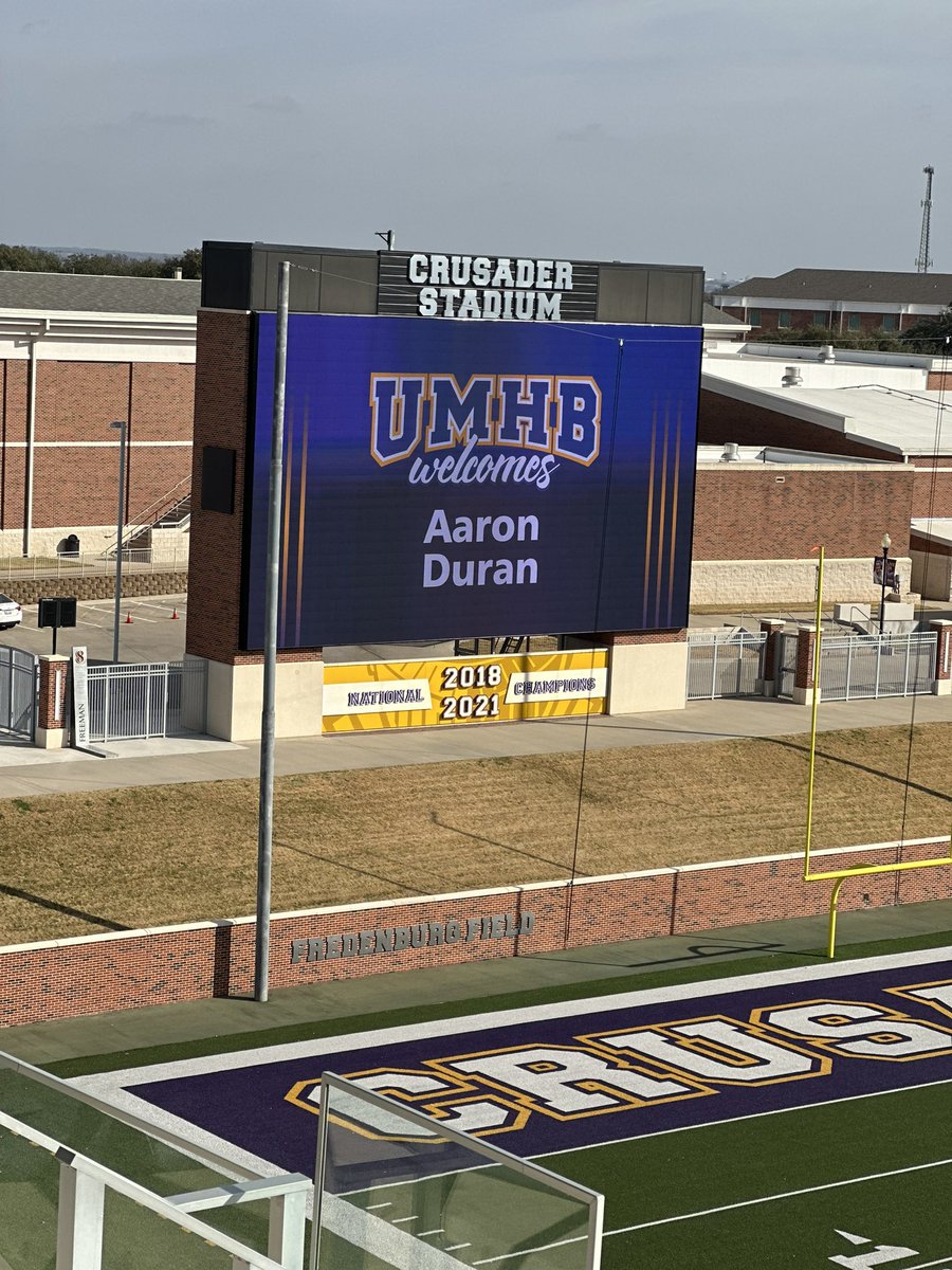 Had an amazing official visit at <a href="/UMHB/">Mary Hardin-Baylor</a> thank to all the coaches and especially <a href="/coach_JayRob/">Jaylon Roberts</a> for inviting me #gocru