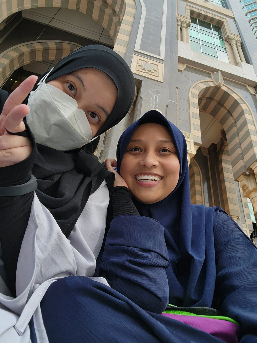 mysarahhanum's tweet photo. Begitulah perancangan Allah. 

Punya susah nak jumpa di Malaysia. Komitmen keluarga, kerja sedangkan senegeri senegara. 

Tahu2 picnic di MasjidilHaram. ❤️🕋

Subhanallah. https://t.co/1VX3xZwQeA