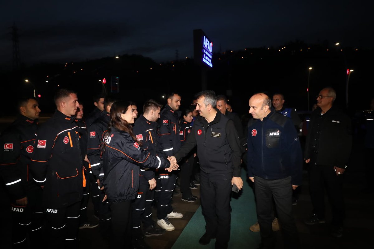 AFADBaskanlik's tweet photo. Afet anında, hızlı ve etkili müdahale için yeni kurduğumuz Birlik Müdürlüklerimizle daha da güçlüyüz.

Başkanımız Sn. @Yunus_Sezer_ Rize İl Müdürlüğümüzü ziyaret ederek devam eden çalışmalarla ilgili bilgi aldı; göreve yeni başlayan personelimiz ile bir araya geldi. https://t.co/5FZ6sh129X