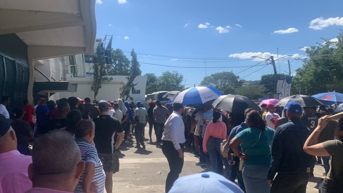 jairoe_412's tweet photo. @Enrique_Rojas1 Así está la fila ahora en la boletería del @TigresdelLicey @GrandesELD https://t.co/55Kaxr35T4