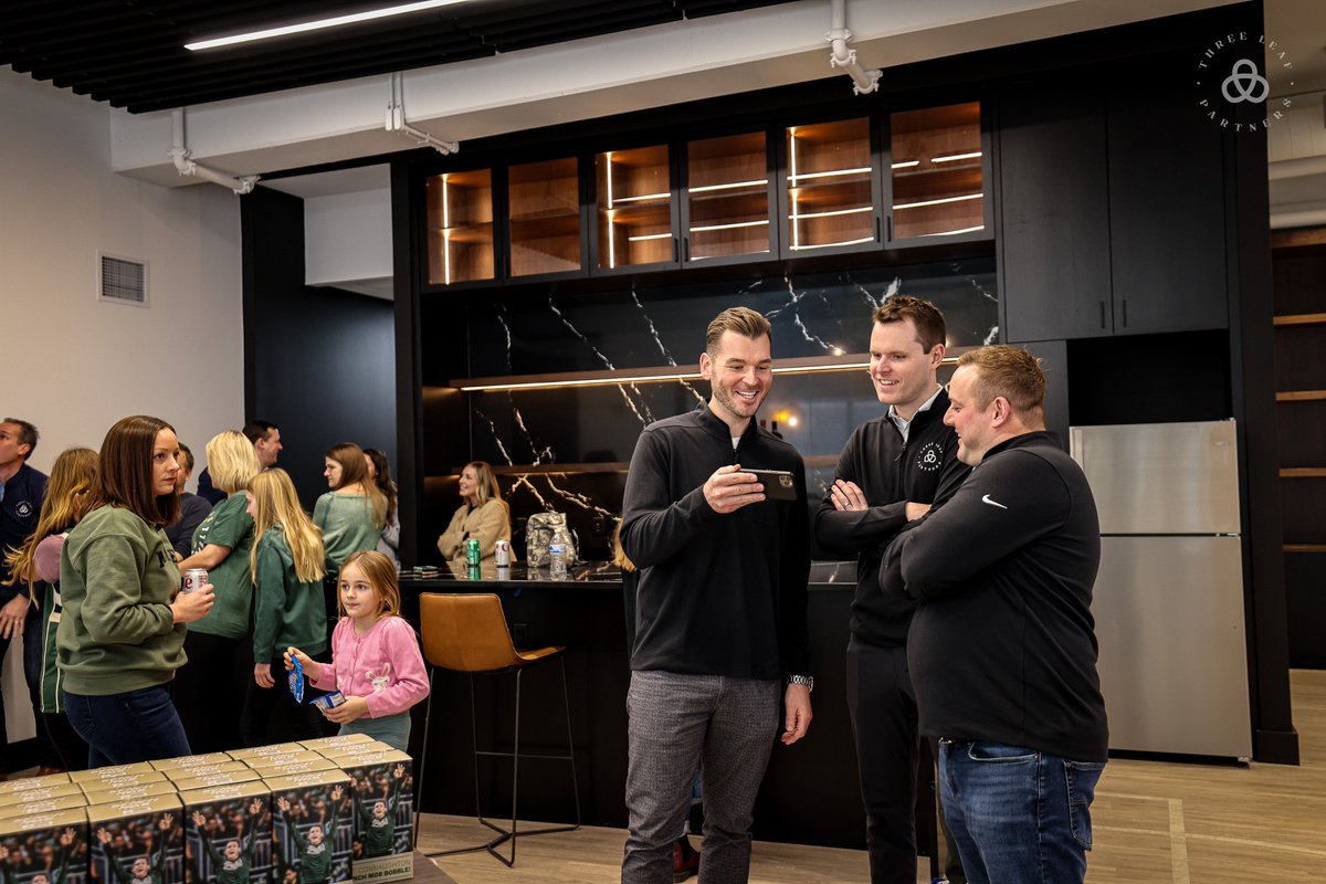 3LeafPartners's tweet photo. Three Leaf Family Day = good times &amp; a @Bucks win! We had a blast supporting our guy at his "other office" yesterday. 💪

Happy #MLKDay and Happy New Year from all of TLP &amp; our families. Here's to a great 2023. 🙏 https://t.co/gOkMV75Epb
